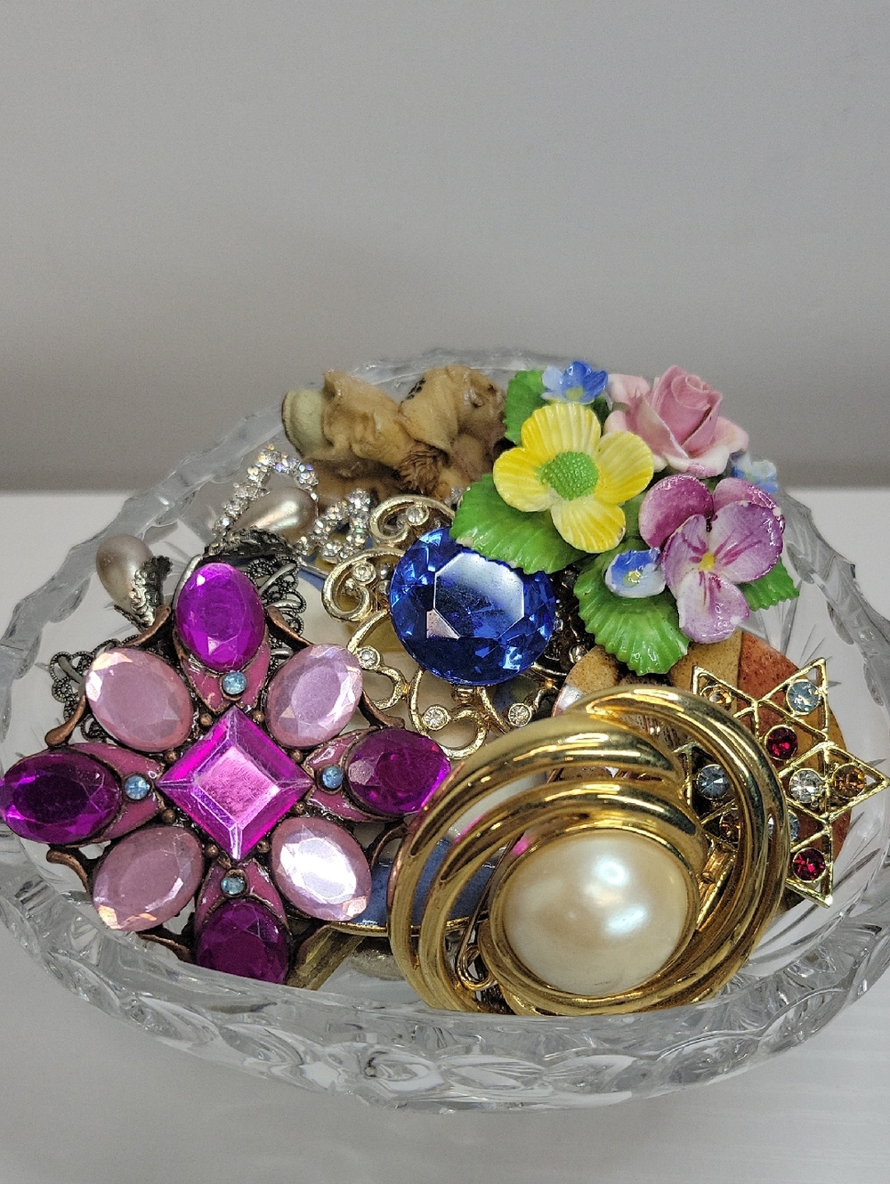 Pinwheel Crystal Dish Filled With Brooched - Picture 2 of 4